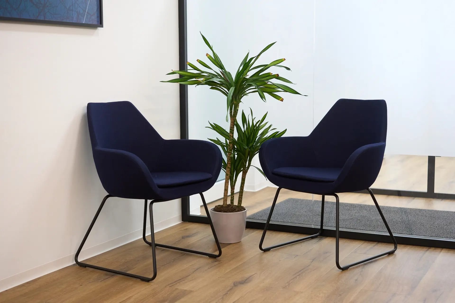 Die Stühle im Wartezimmer.